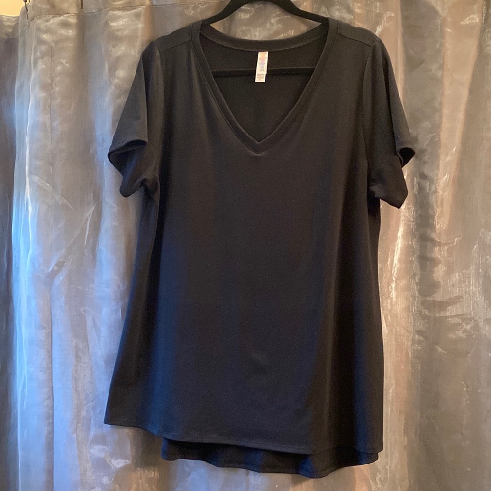 NWOT Lularoe Classic tee